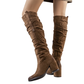 Bruna högklackade stövlar i mocka från Neve