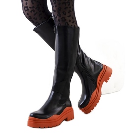 PA1 Svarta stövlar på en färgglad Purasula