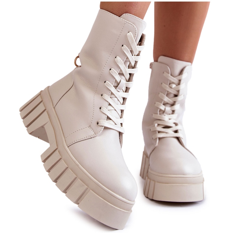 Sergio Leone Läder, isolerade stövlar på en ljusbeige Telisa-plattform