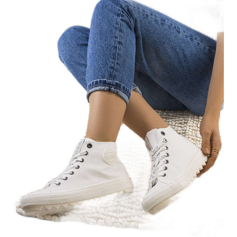 Vita isolerade sneakers Big Star GG274108