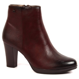 Rödbruna varma damstövlar på inlägget M. Daszyński rödvin