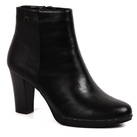 Svarta isolerade damstövlar på stolpen av M. Daszyński