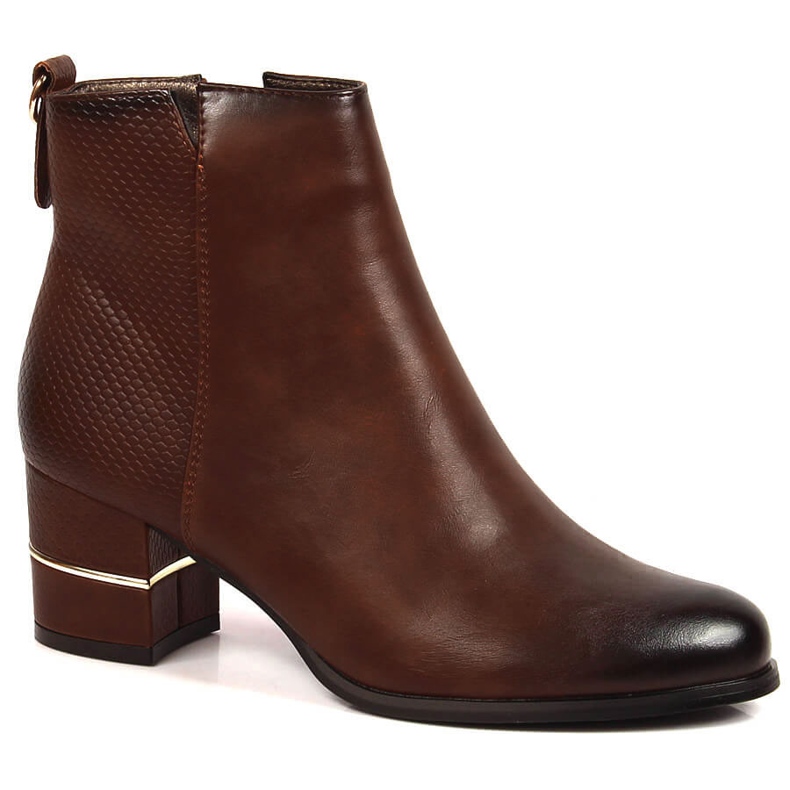 Jodhpur stövlar för kvinnor på en brun isolerad stolpe M. Daszyński