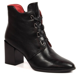 Svarta isolerade damstövlar på stolpen av M. Daszyński