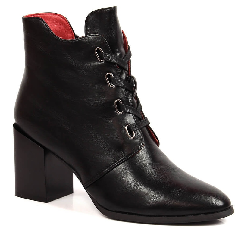 Svarta isolerade damstövlar på stolpen av M. Daszyński