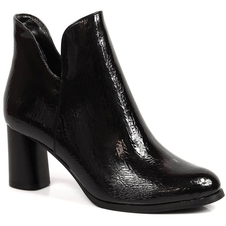 Damlackade stövlar på en svart varm Jezzi-stolpe