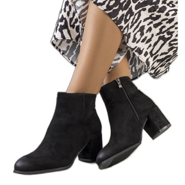 Svarta stövletter på Silas-stolpen