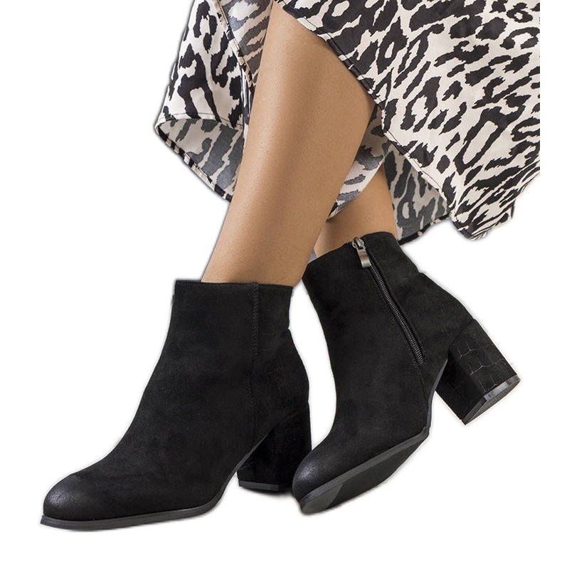 Svarta stövletter på Silas-stolpen