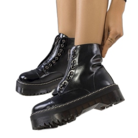 PA1 Svarta stövlar på Kenti-plattformen