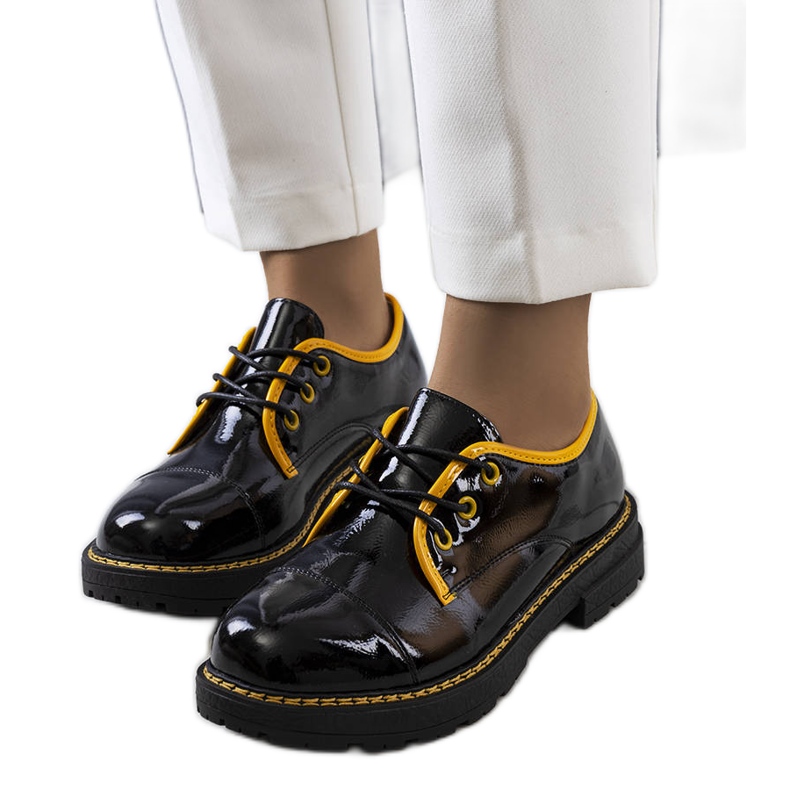 PA1 Svart och gullackade Kuzem-skor