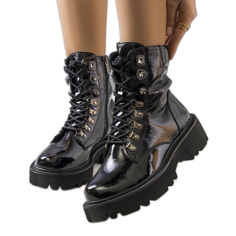 PA1 Svarta stövlar på traktorsulan på Iglesi