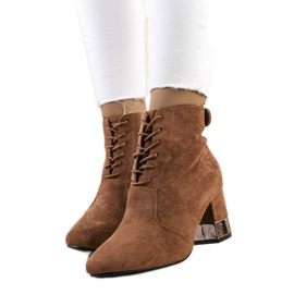 BM Bruna stövlar på Verano-stolpen