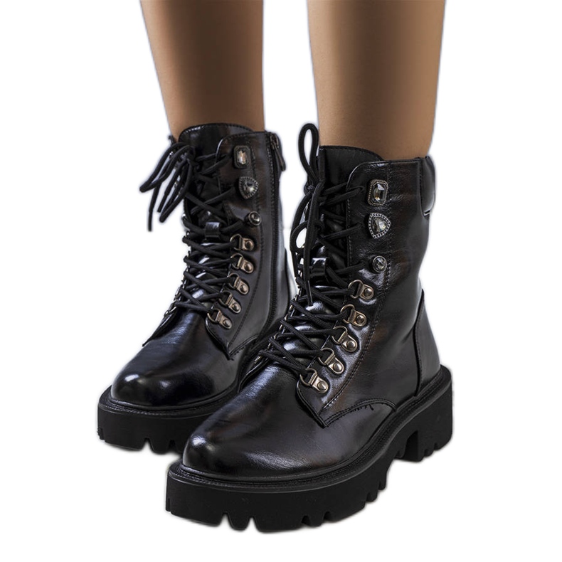 PA1 Svarta stövlar på traktorsula Delle