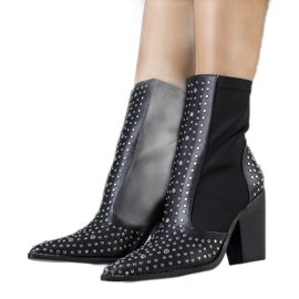 PA1 Svarta stövlar dekorerade med Orazi nitar