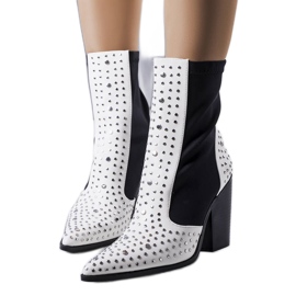 Vita stövlar dekorerade med Orazi nitar