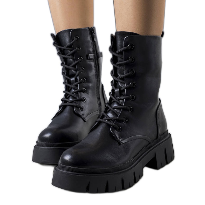 BM Svarta stövlar på en massiv Darius-sula