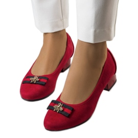 Röda pumps med Vijver fluga