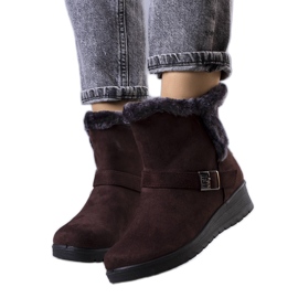 Bruna isolerade stövlar på Capo kilklack