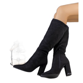 BM Svarta, isolerade stövlar på Narcis-stolpen