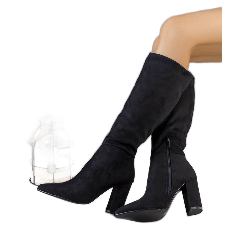 BM Svarta, isolerade stövlar på Narcis-stolpen