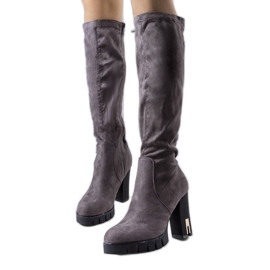 BM Gråa varma stövlar på Clorin-stolpen