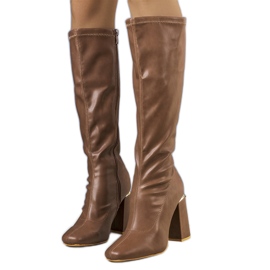 Bruna stövlar på Sarabistolpen