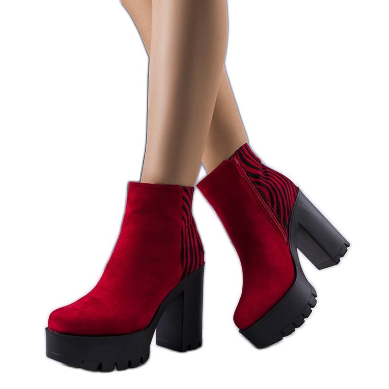 BM Röda stövletter på en hög Khalid-stolpe