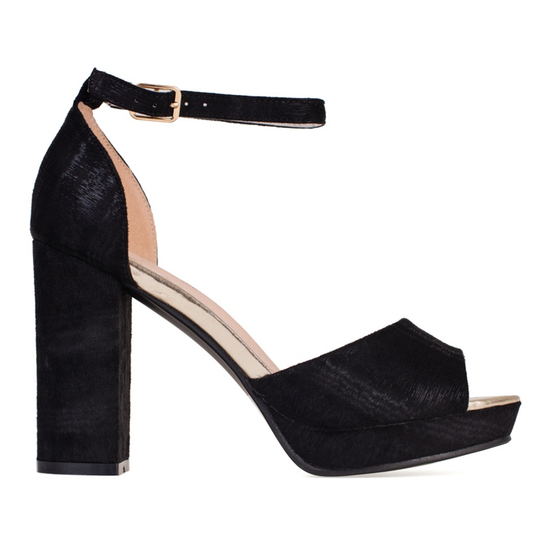 Damsvarta pumps på en bred Shelovet-stolpe