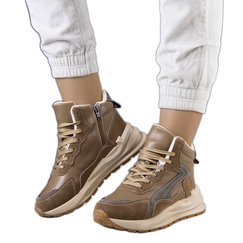 Bruna isolerade sneakers från Tasma