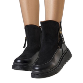 Svarta isolerade stövlar på Niklas plattform