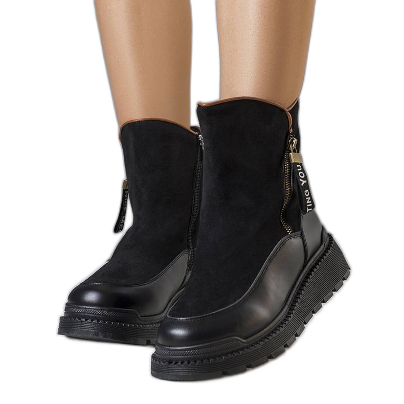 Svarta isolerade stövlar på Niklas plattform