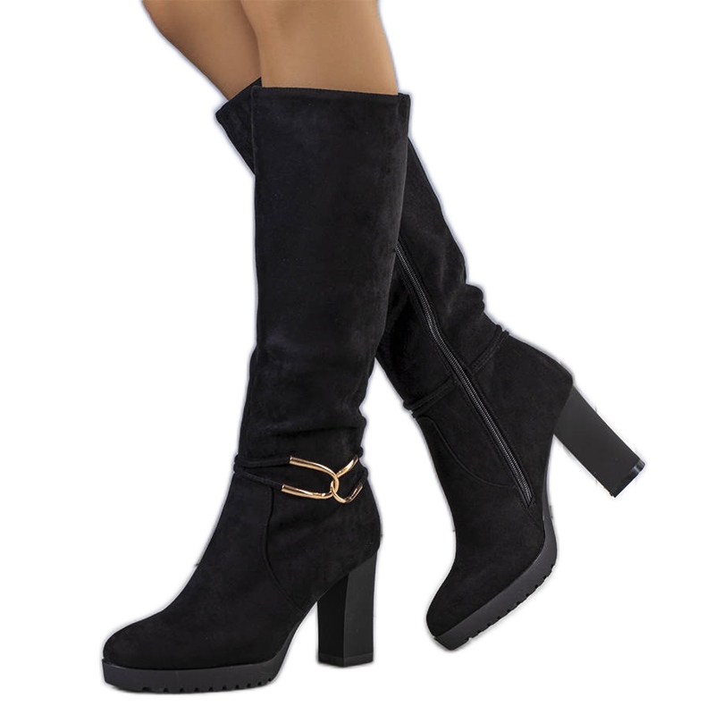 Svarta, isolerade stövlar på Dardo-stolpen