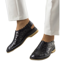 PA1 Svarta genombrutna Ferre-tofflor