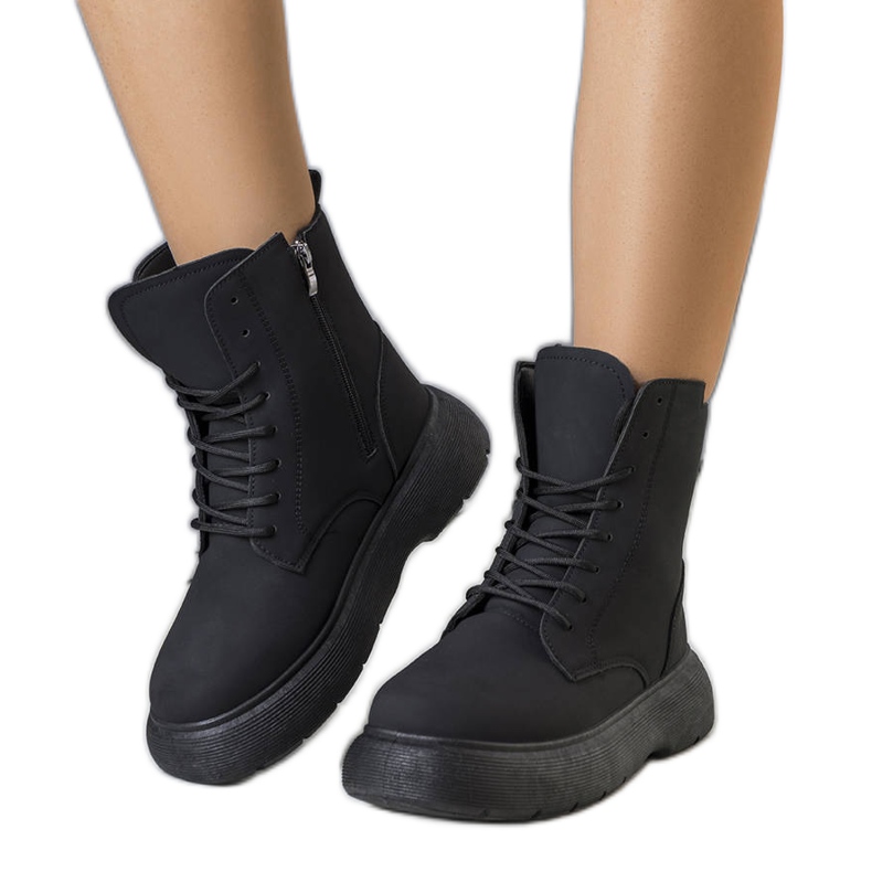 Svartfodrade stövlar från Neile