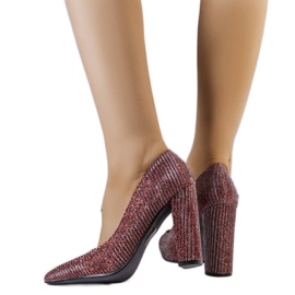 Röda pumps på Theiss-posten