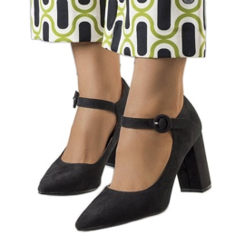 Svarta pumps på Keller-stolpen