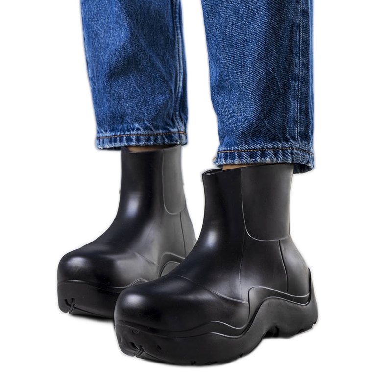 Svarta gummistövlar på hög Frolo-sula
