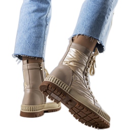 Beige isolerade stövlar från Hamina