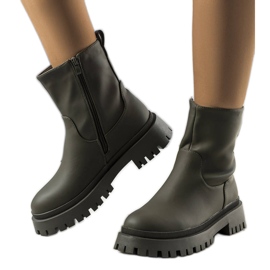 Basilika gröna isolerade stövlar