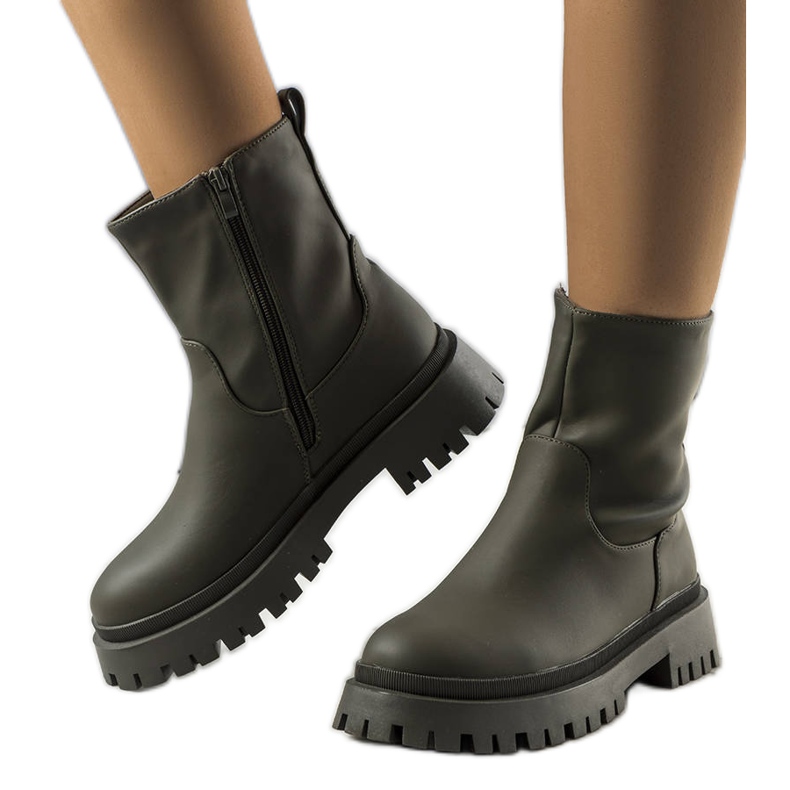 Basilika gröna isolerade stövlar