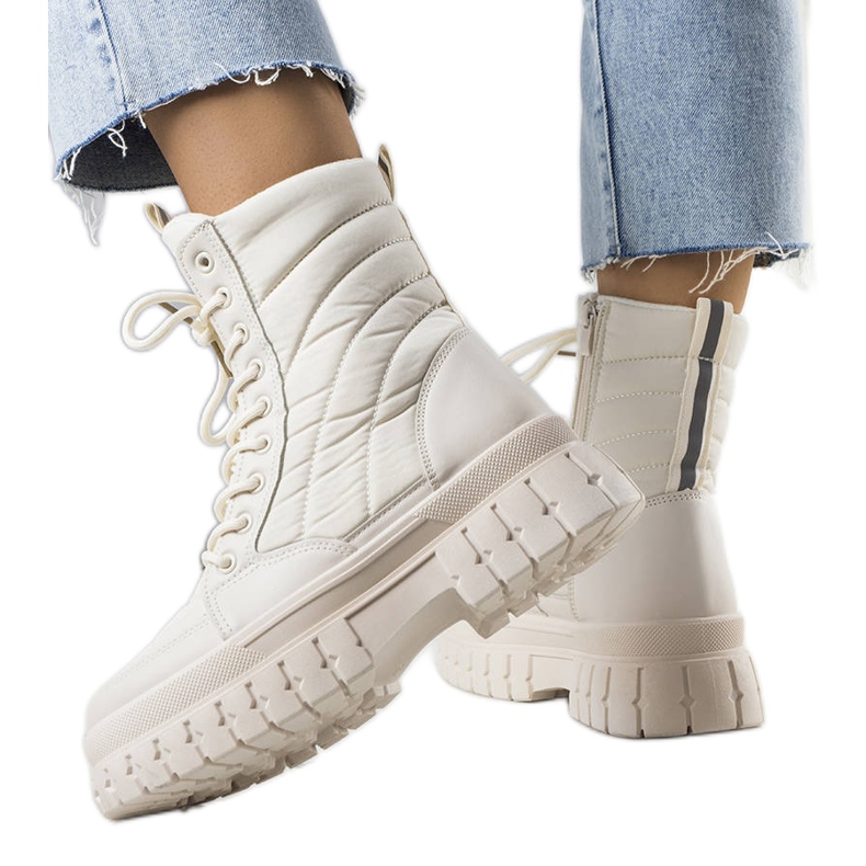 Arinna beige isolerade snöstövlar