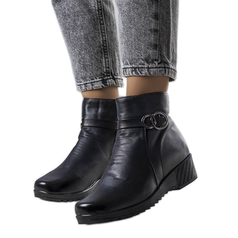 PA1 Svarta isolerade stövlar på kilen från Yarela