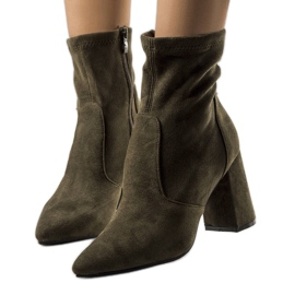 Gröna stövletter på Kensley-stolpen