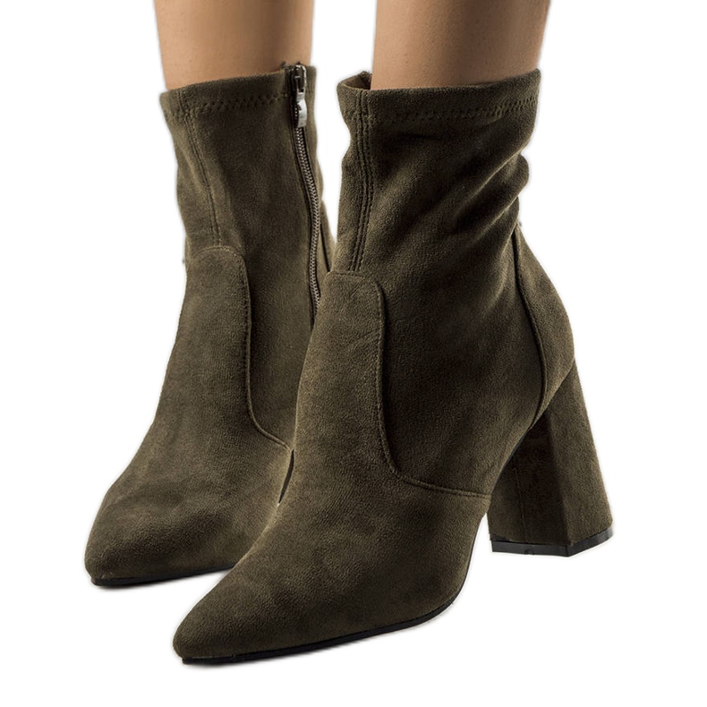 Gröna stövletter på Kensley-stolpen