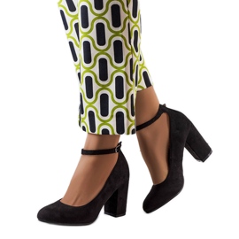 PA1 Svarta pumps med bälte från Norrie