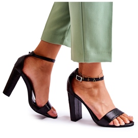 PG1 Klassiska Lädersandaler På En Bar Svart Sallen