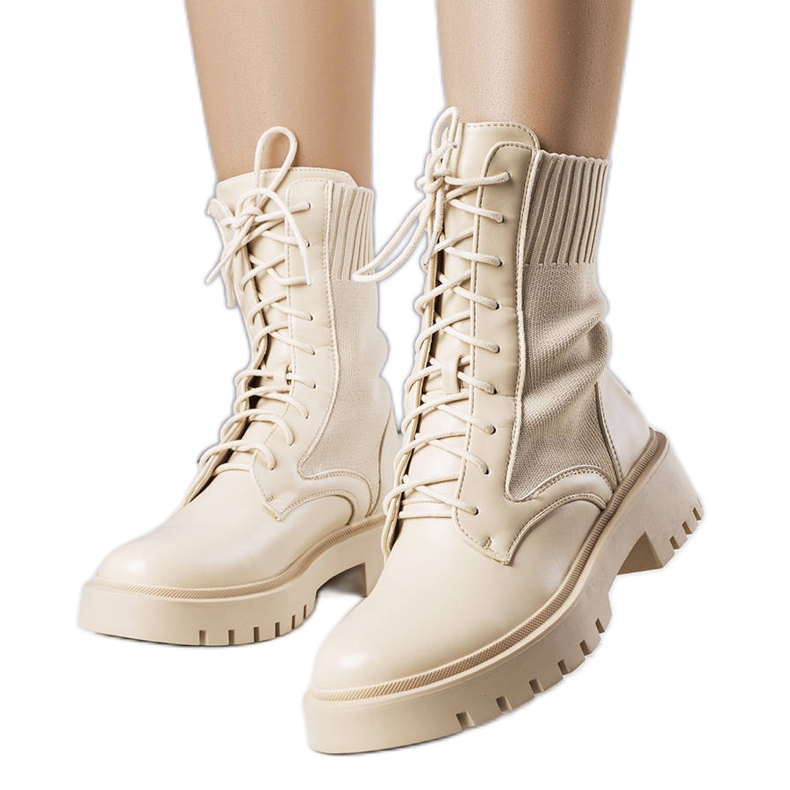 BM Beige sneakers från Ensley