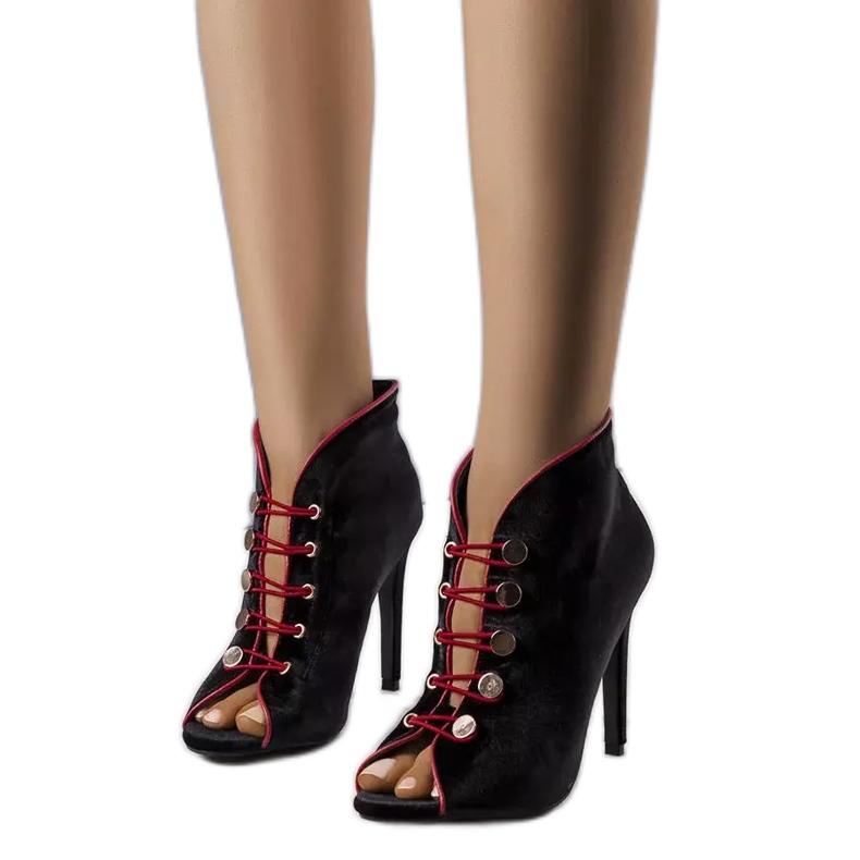 BM Svarta pumps med ovandel från Nilsi