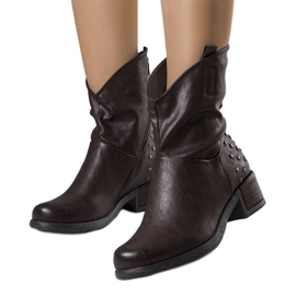 Bruna stövlar med dubb från Fermis