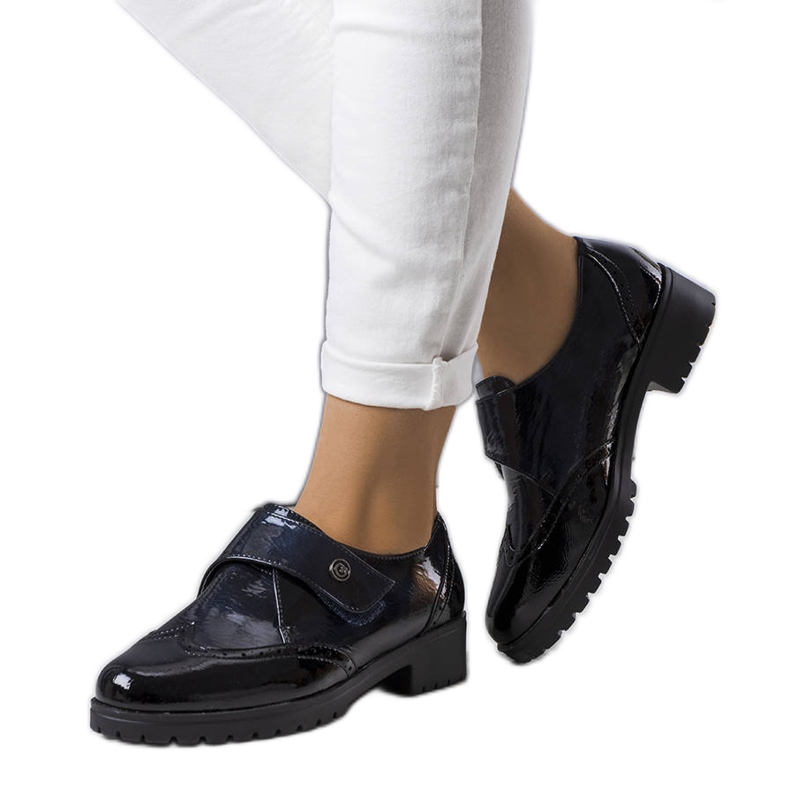 Marinblå lackade skor från Bateli svart